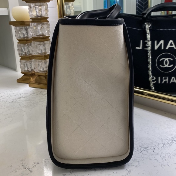 Never used CHANEL large wool felt shopping tote in black and white. - Picture 5 of 14